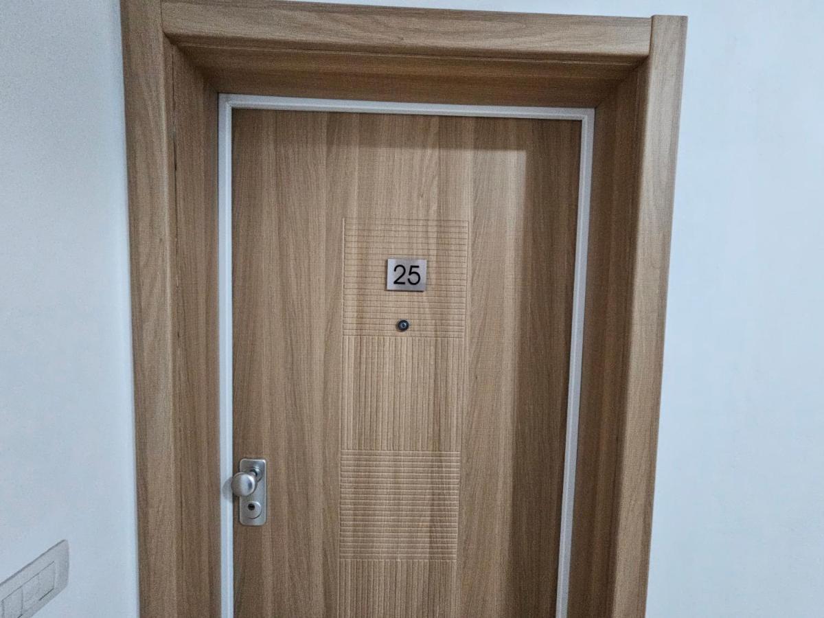 Daily Apartment In Center Тирана Экстерьер фото